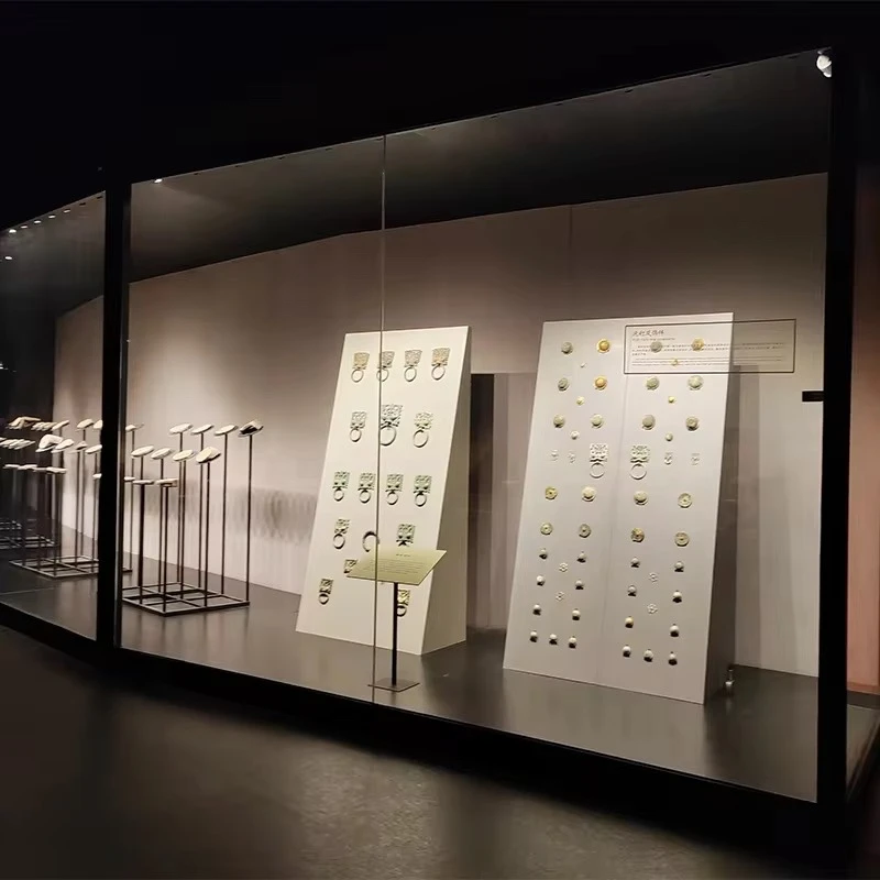 Vitrine de musée à plusieurs-niveaux