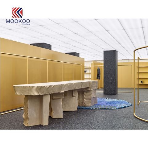 Affichage des vêtements suspendus