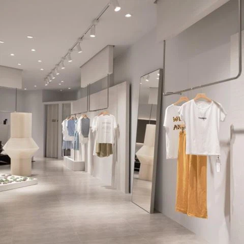 Présentoir de vente au détail de vêtements pour femmes